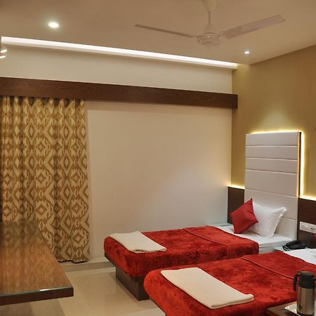 Ashish Restaurant And Guesthouse Surat Eksteriør bilde