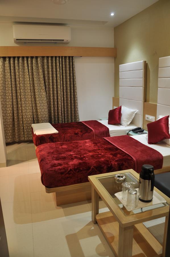 Ashish Restaurant And Guesthouse Surat Eksteriør bilde