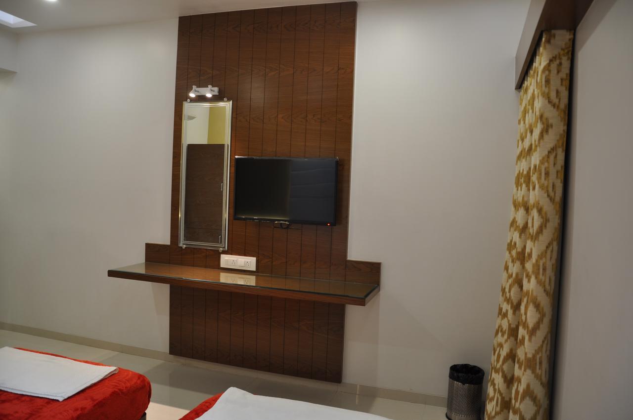 Ashish Restaurant And Guesthouse Surat Eksteriør bilde
